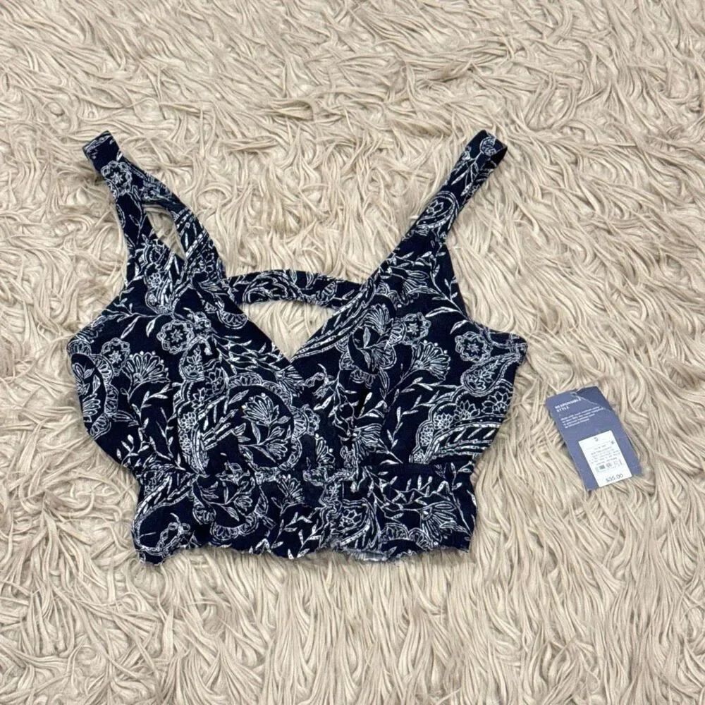 NWT Universal Threads Crop Top size small